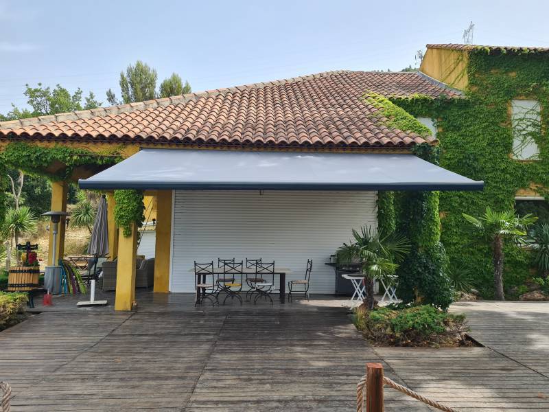Pose de stores bannes avec bras invisibles dans les Bouches du Rhône, le Vaucluse et le Var