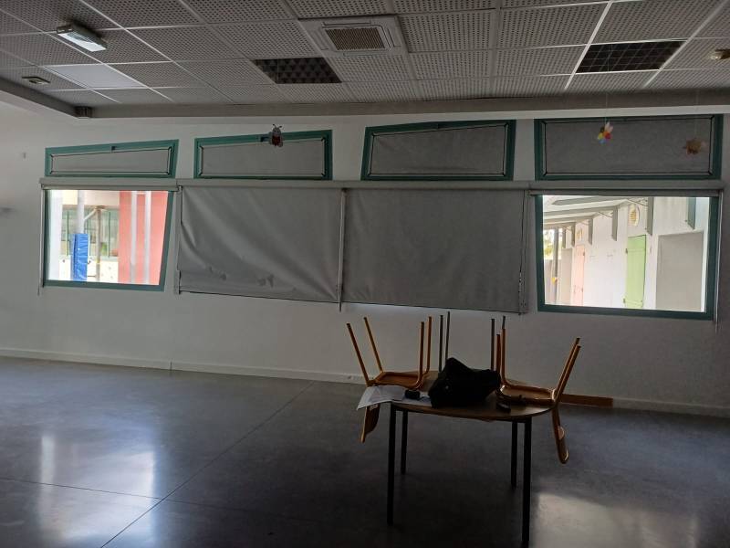 installation-rideaux-obscurcissants-coloris-emeraude