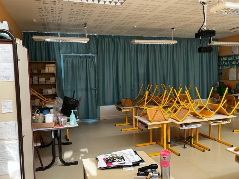 techniciens-pose-rideaux-salle-classe-la-crau