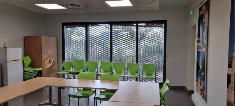 Fourniture et pose de film de discrétion dans une salle de réunion à Cavaillon, dans le Vaucluse